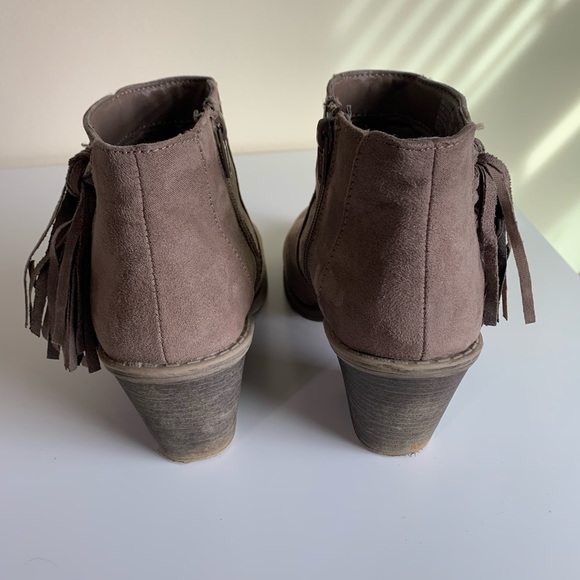 Boots - Picture 4 of 6